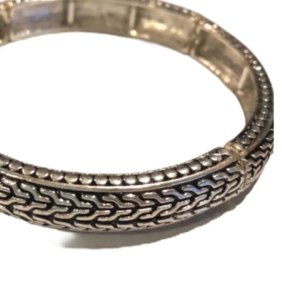 COSTUME JEWELRY NEW SILVER TONE BRACELET ONE SIZE STRETCH SUMMER CASUAL GIFT - Picture 1 of 4